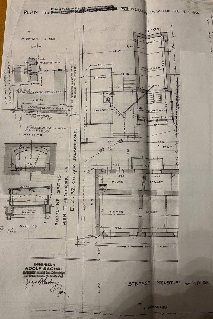 Historischer Bauplan mit detaillierten Ansichten und Raumbezeichnungen für das Anwesen.