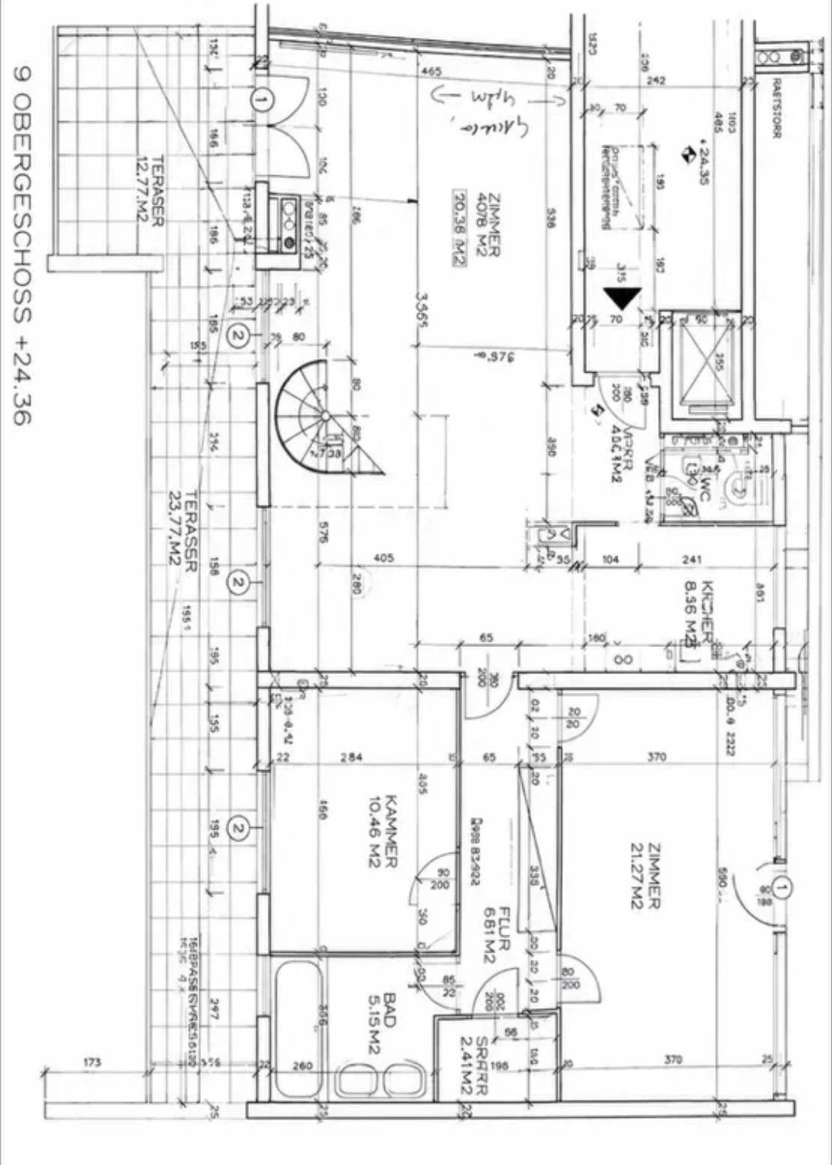 Detaillierter Grundriss des 9. Obergeschosses mit Küche, Bad, WC und zwei Terrassen.