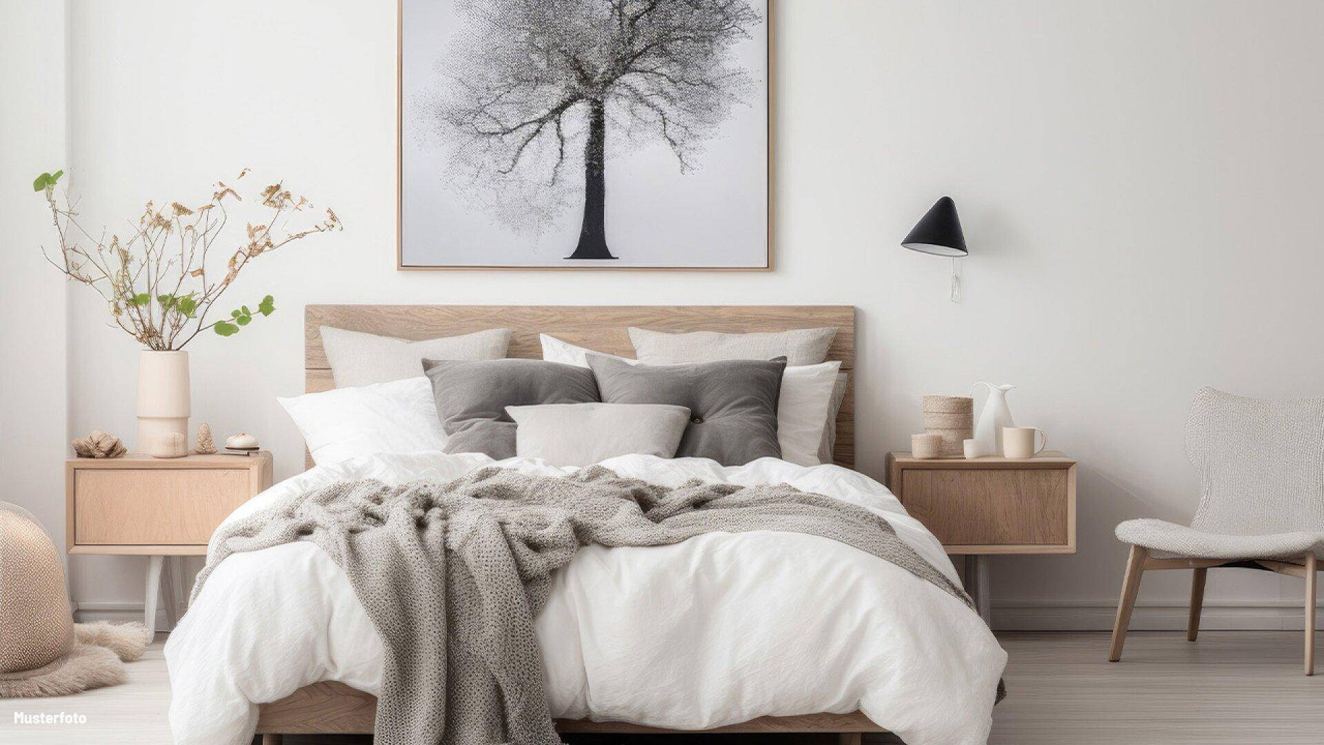 Helles Schlafzimmer mit Holzbett, minimalistischer Dekoration und einem großen Wandbild über dem Bett.
