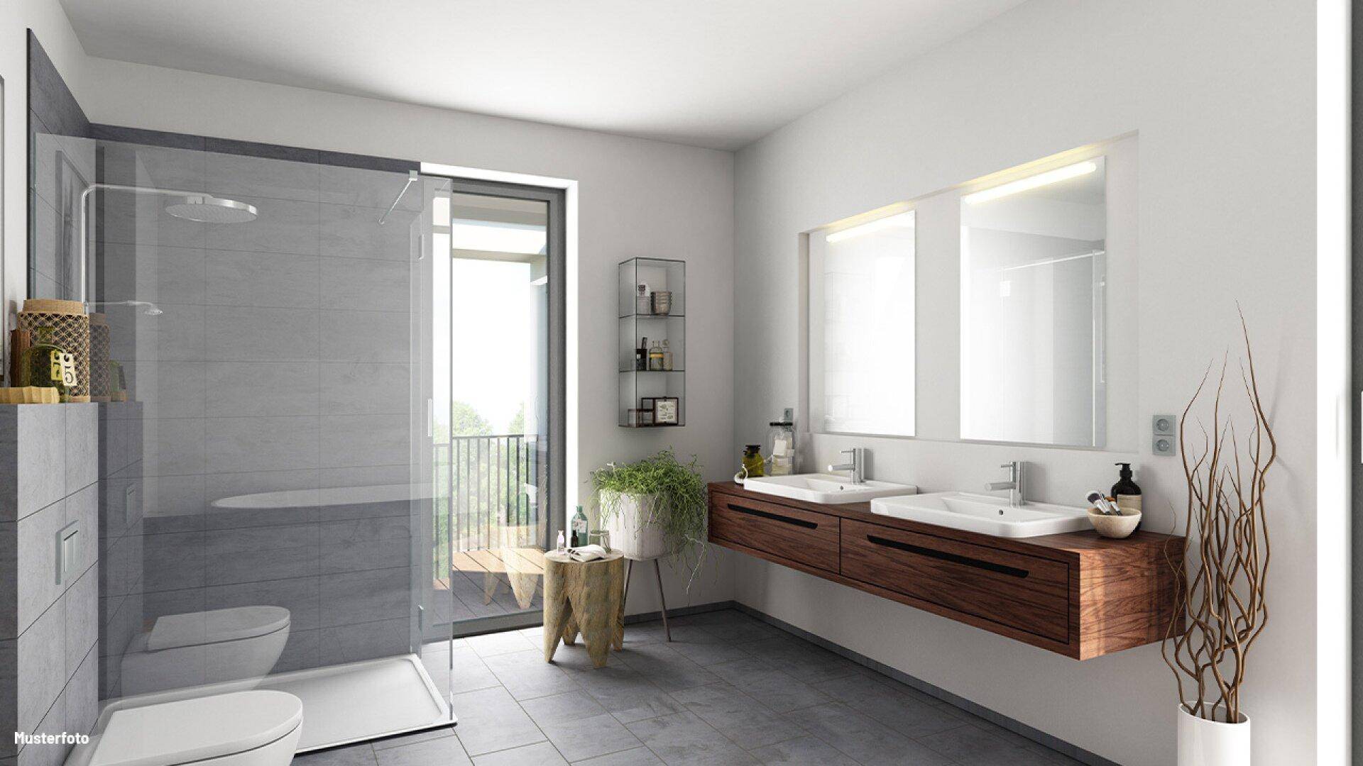 Modernes Badezimmer mit Doppelwaschbecken, begehbarer Dusche und Zugang zu einem Balkon.