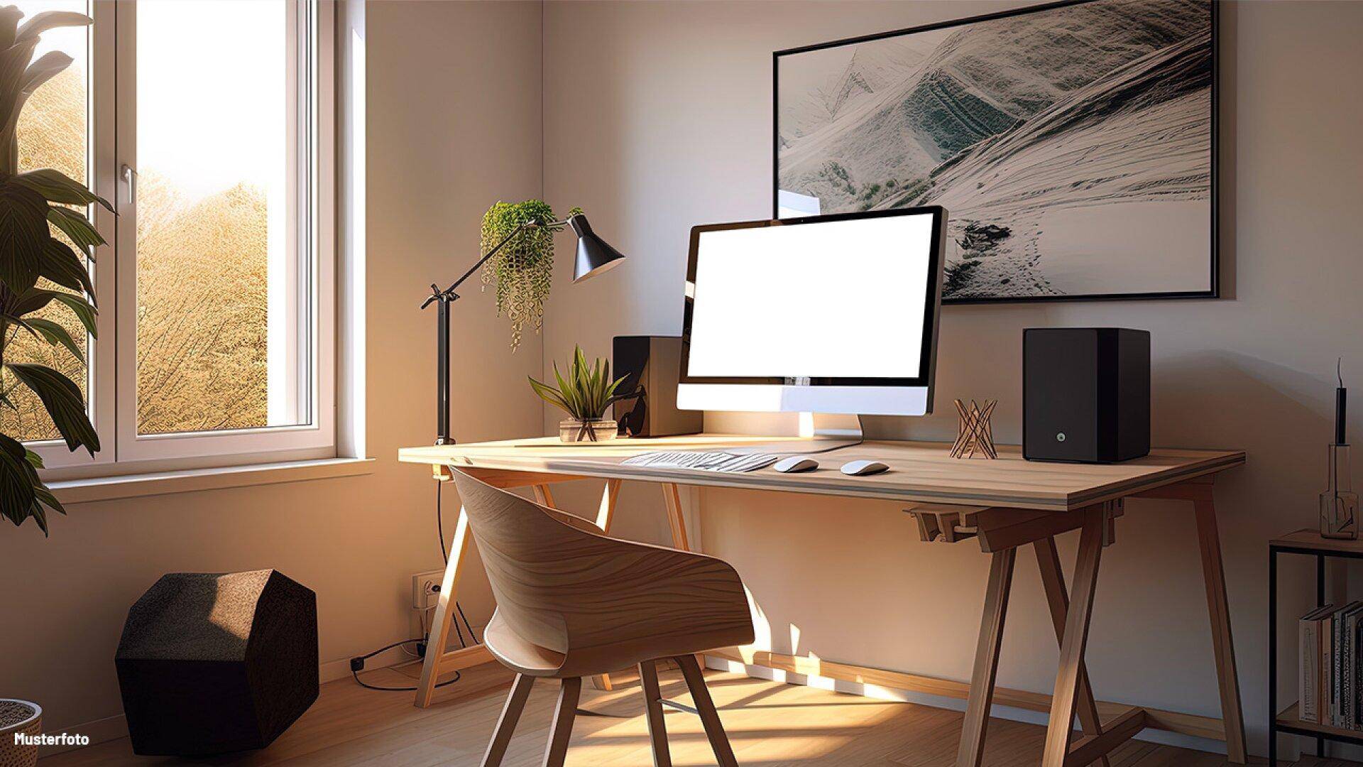Funktionales Home-Office mit Schreibtisch, Computer und viel Tageslicht durch das Fenster.