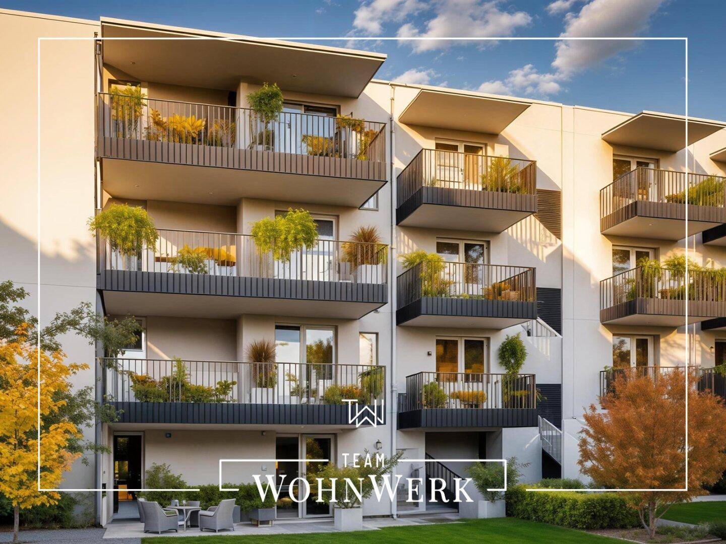 Fassade eines modernen Wohngebäudes mit zahlreichen Balkonen und einer möblierten Terrasse im Erdgeschoss.