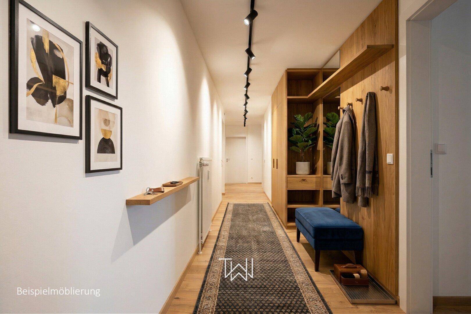 Heller Flur mit integrierten Holzschränken, Garderobe und modernem Teppichläufer.