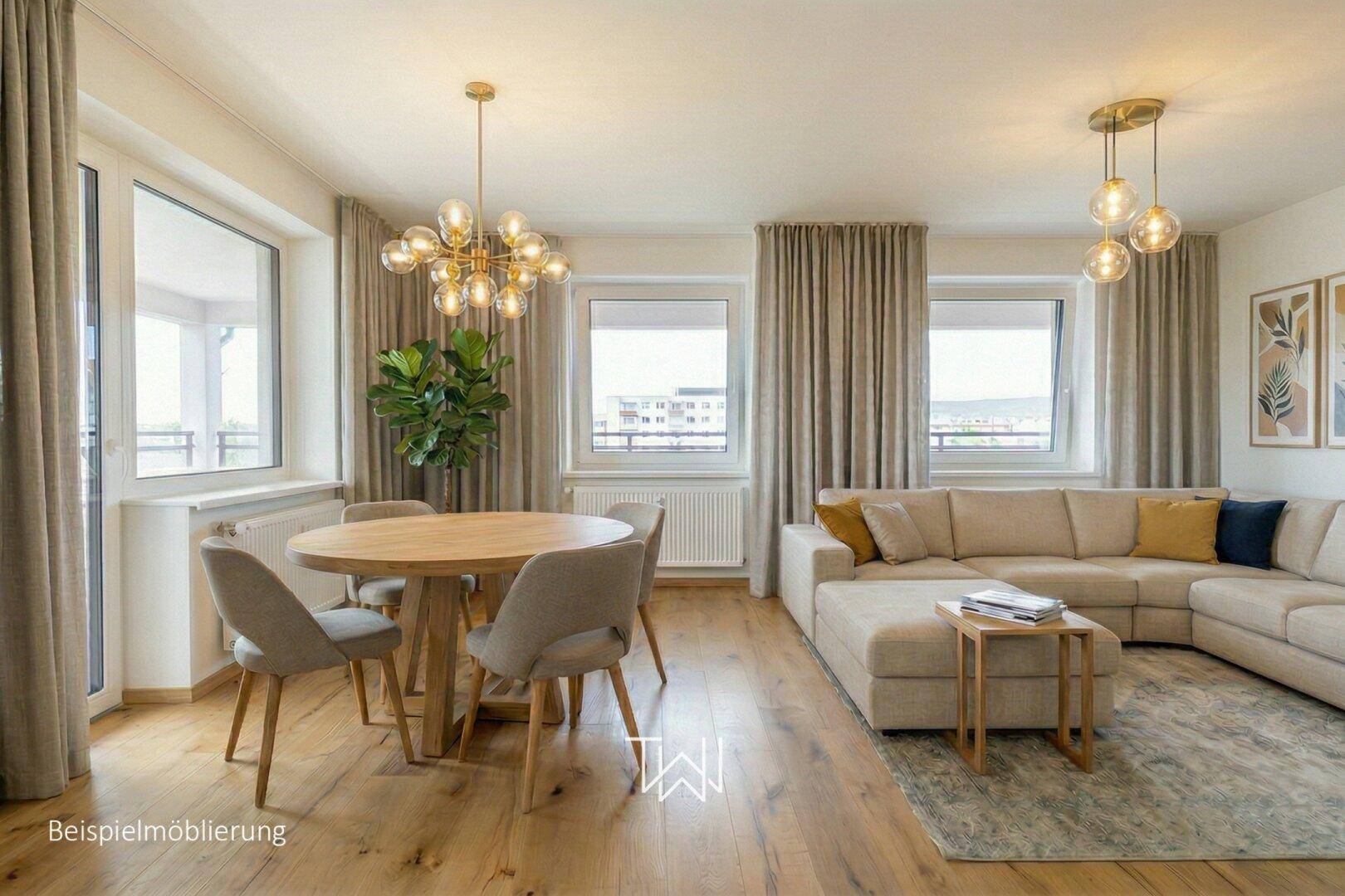 Heller Wohn- und Essbereich mit großen Fenstern, Holzboden und gemütlichem Sofa.