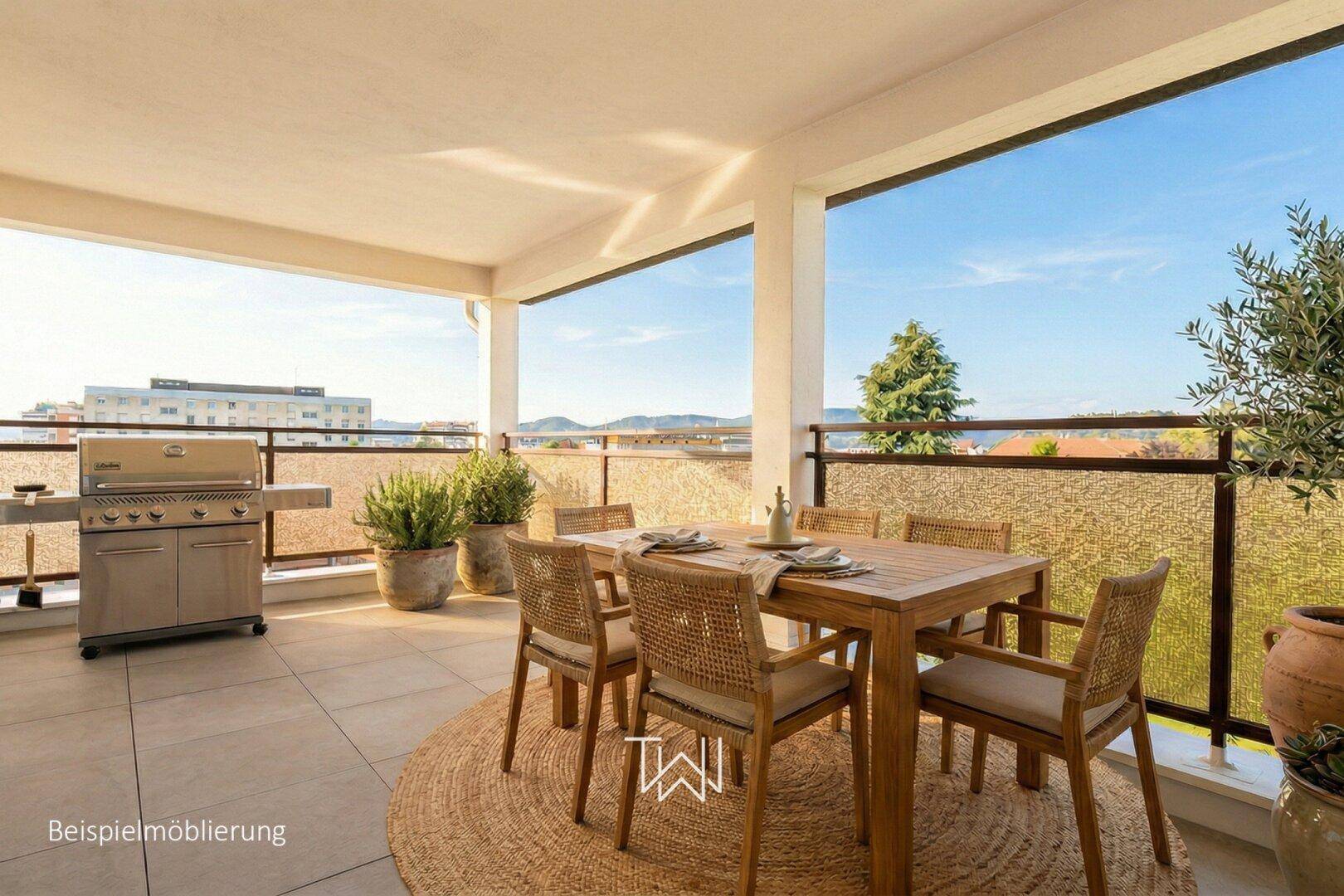 Geräumige Terrasse mit Essbereich, Grillstation und Blick auf die umliegende Landschaft.