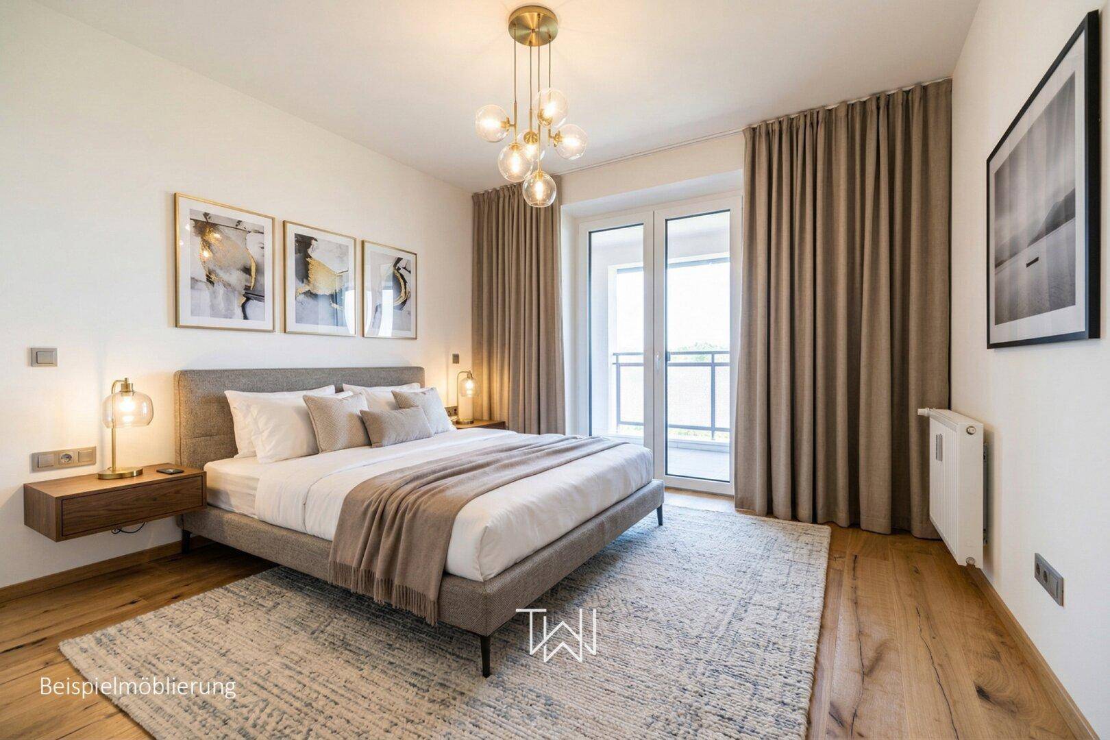 Gemütliches Schlafzimmer mit Doppelbett, Holzboden und Zugang zu einem französischen Balkon.