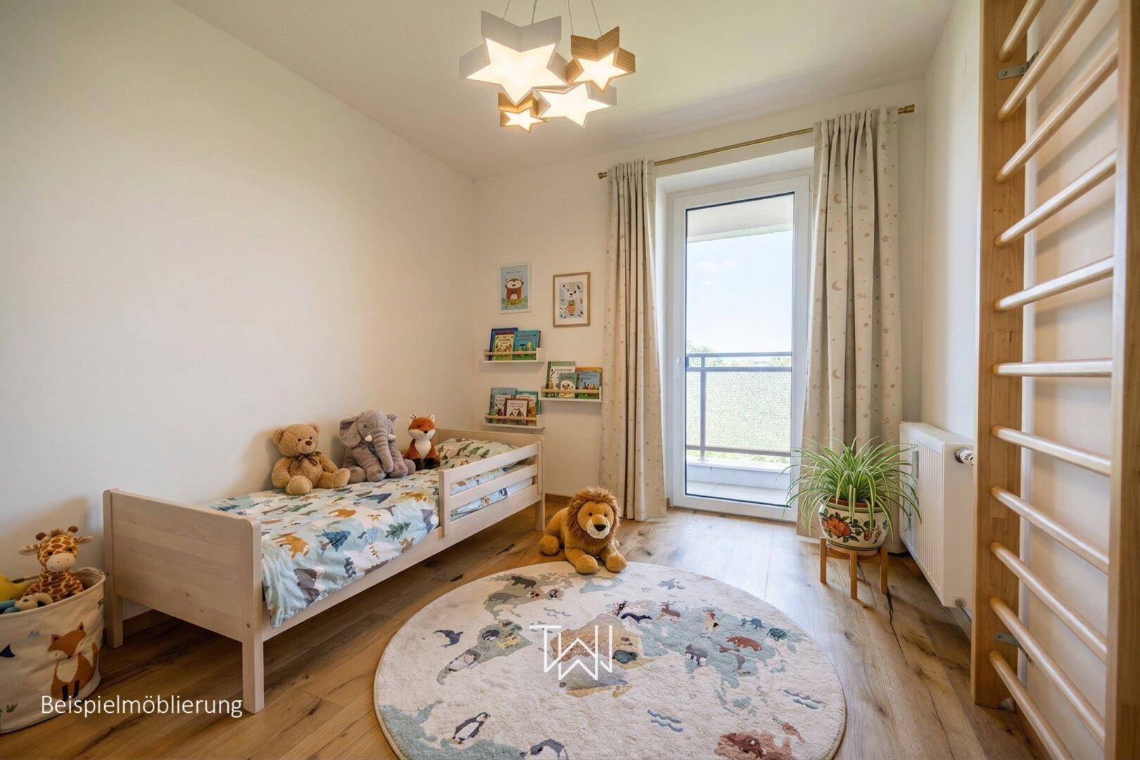 Helles Kinderzimmer mit Holzbett, Spielzeug und Zugang zu einem französischen Balkon.