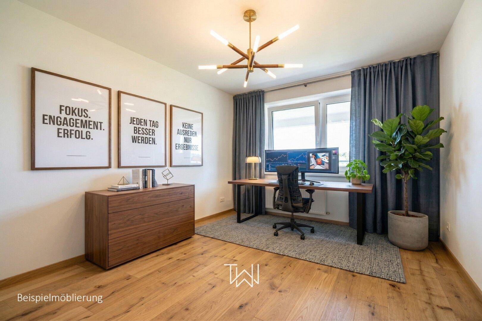 Modernes Arbeitszimmer mit großem Schreibtisch, Holzboden und viel Tageslicht.