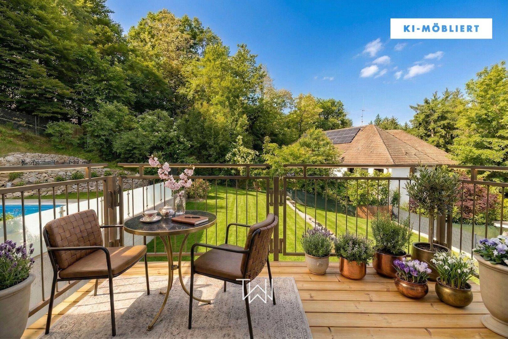 Gemütlicher Balkon mit Holzboden, Sitzgelegenheiten und Blick auf den Garten und die Umgebung.