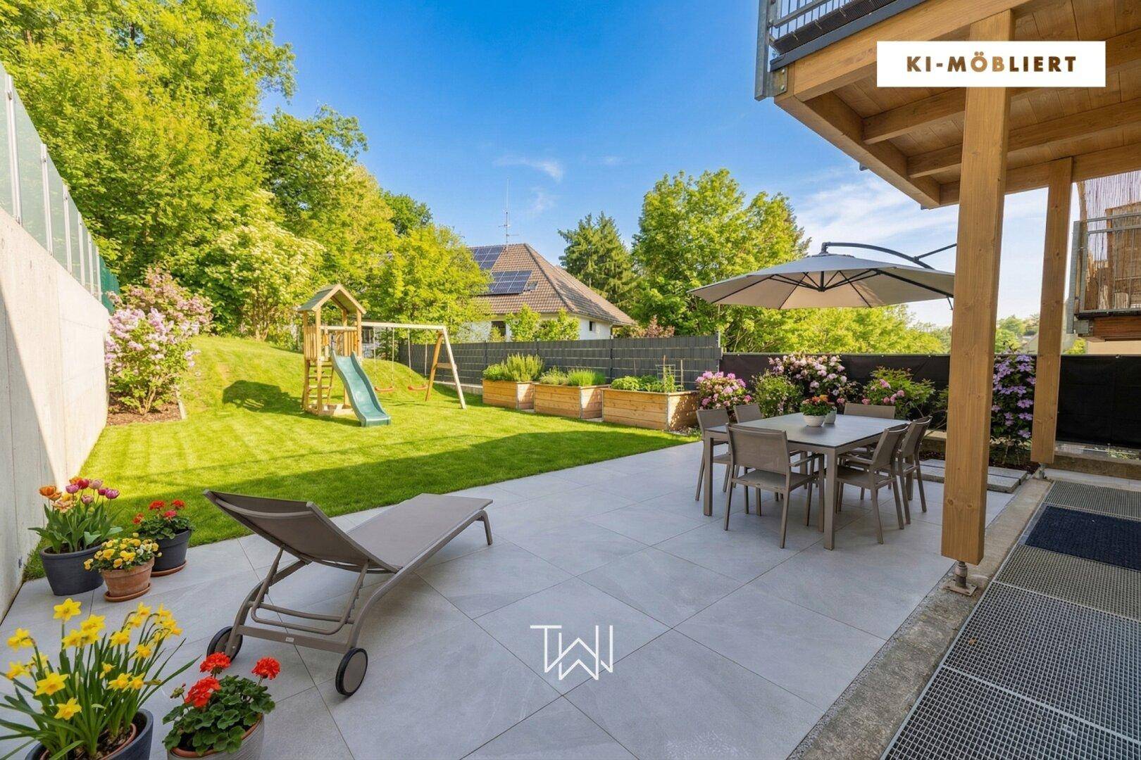 Sonniger Garten mit Rasenfläche, Kinderspielplatz und gepflasterter Terrasse mit Essbereich.