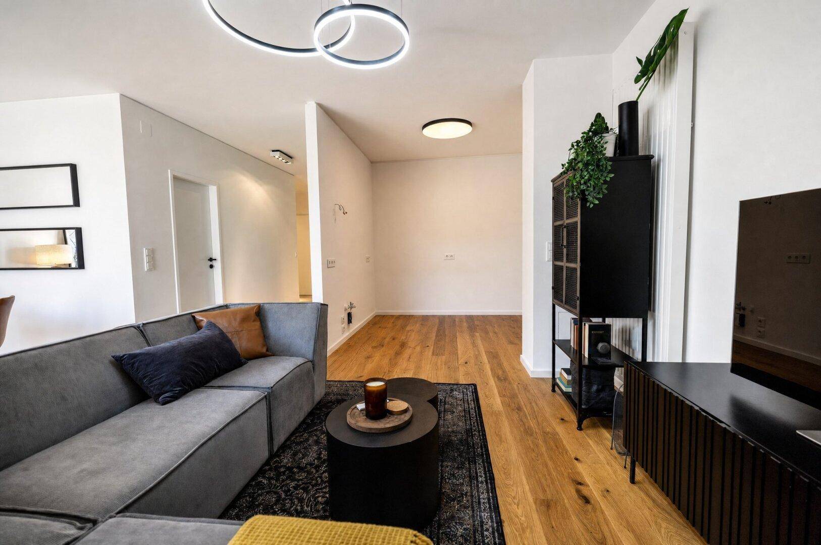 Gemütlicher Wohnbereich mit Sofa, Couchtisch und Blick in den Flur.