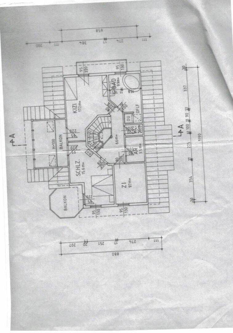 Grundriss des Obergeschosses mit Schlafzimmern, Bädern und Balkonen.