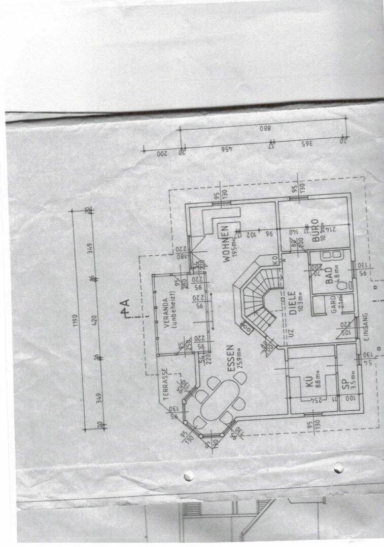 Grundriss des Erdgeschosses mit offenem Wohn-Essbereich, Küche und Terrasse.