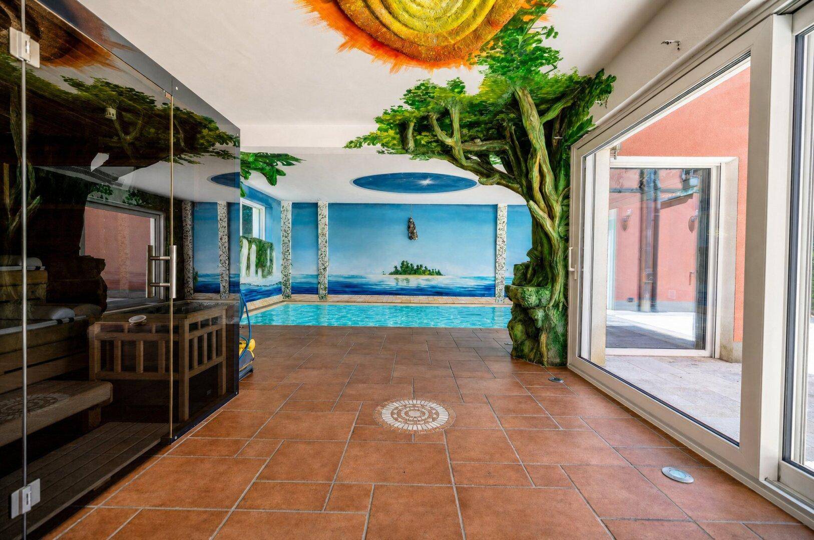 Wellnessbereich mit Innenpool, Sauna und künstlerischer Wandgestaltung.