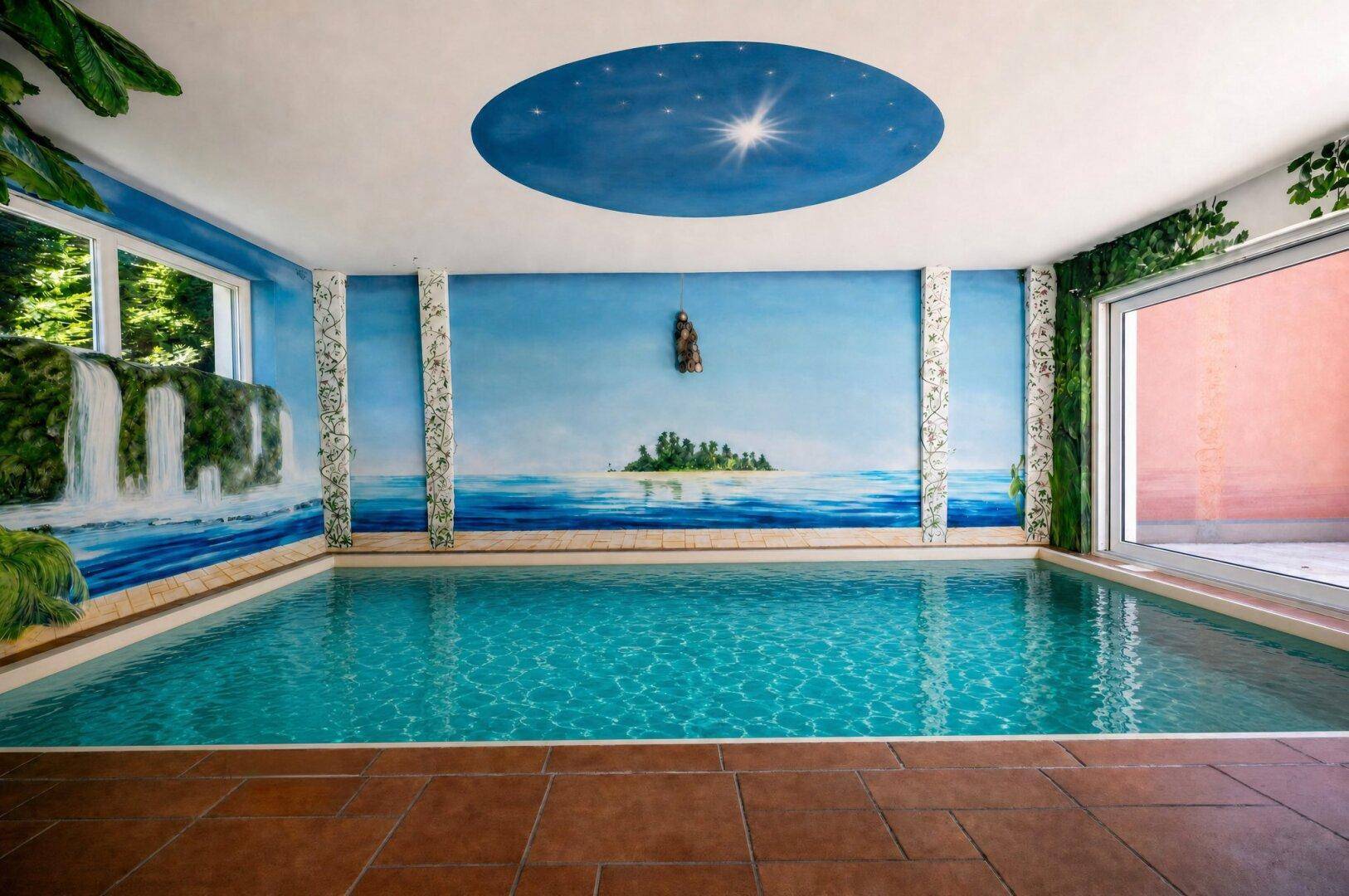 Innenpool mit kunstvoller Wandmalerei, Sternenhimmel-Decke und großen Fenstern.