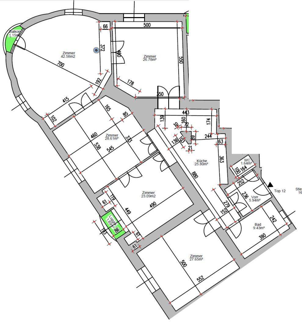 Grundriss einer Wohnung mit mehreren Zimmern, Balkon und Bädern.