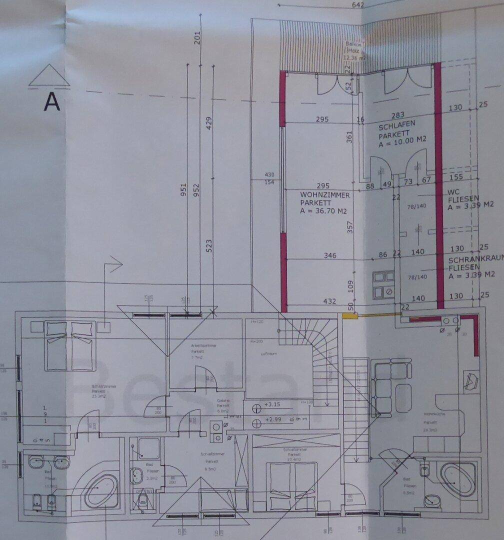Grundriss des Erdgeschosses mit Wohnzimmer, Schlafzimmer, WC und Balkon.