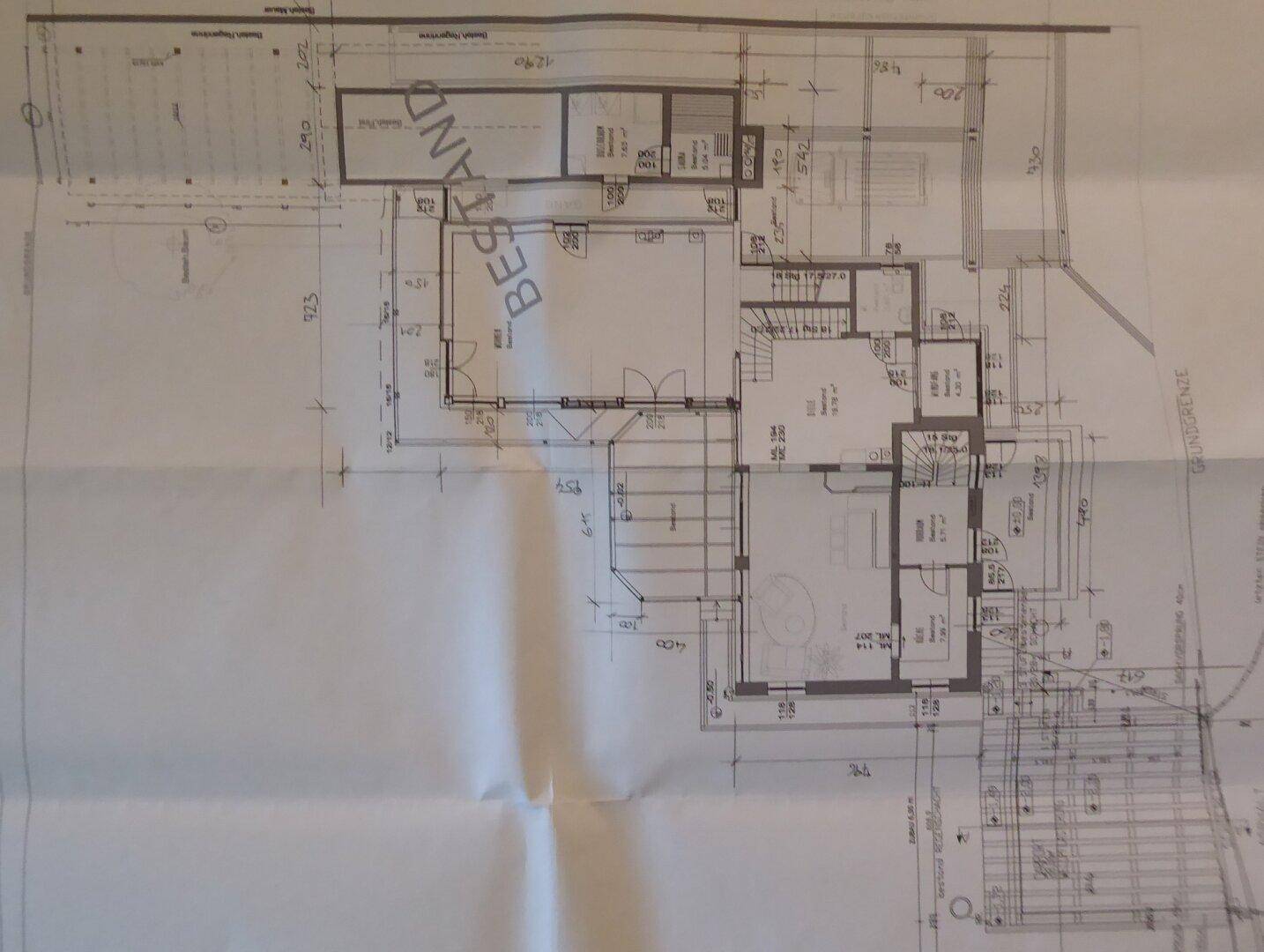 Grundriss des Obergeschosses mit mehreren Räumen, Treppenhaus und Dachschrägen.