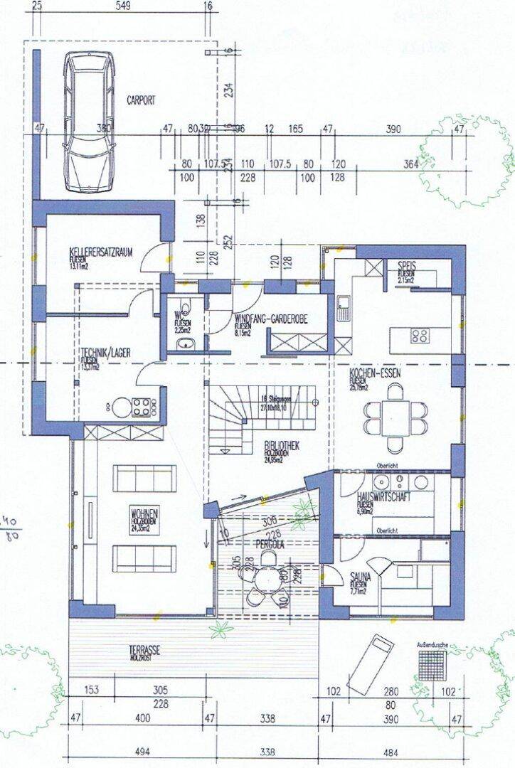 Grundriss des Erdgeschosses mit offenem Wohn- und Essbereich, Küche, Carport und Terrasse.