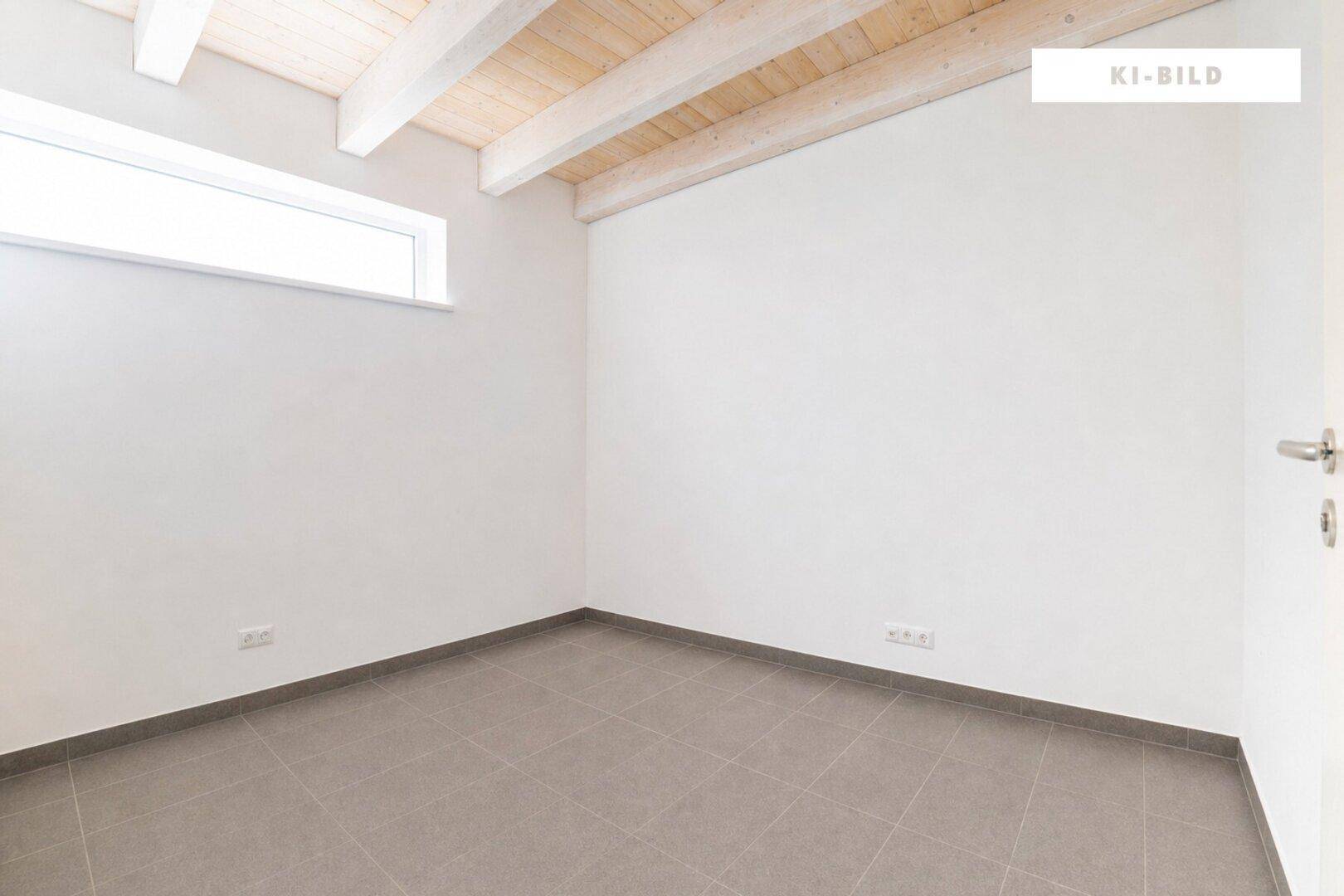 Heller Raum mit Fliesenboden und Holzbalkendecke, vielseitig nutzbar.