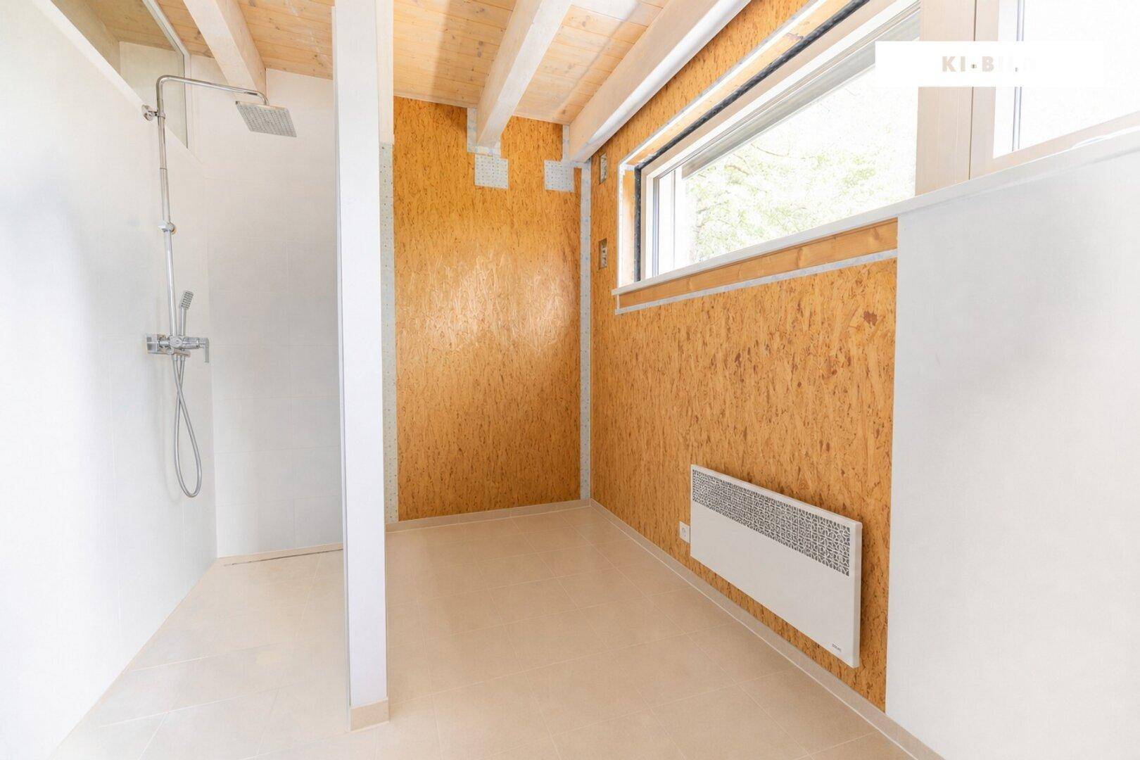 Heller Raum mit Dusche, Heizkörper und Fenster, vielseitig nutzbar.