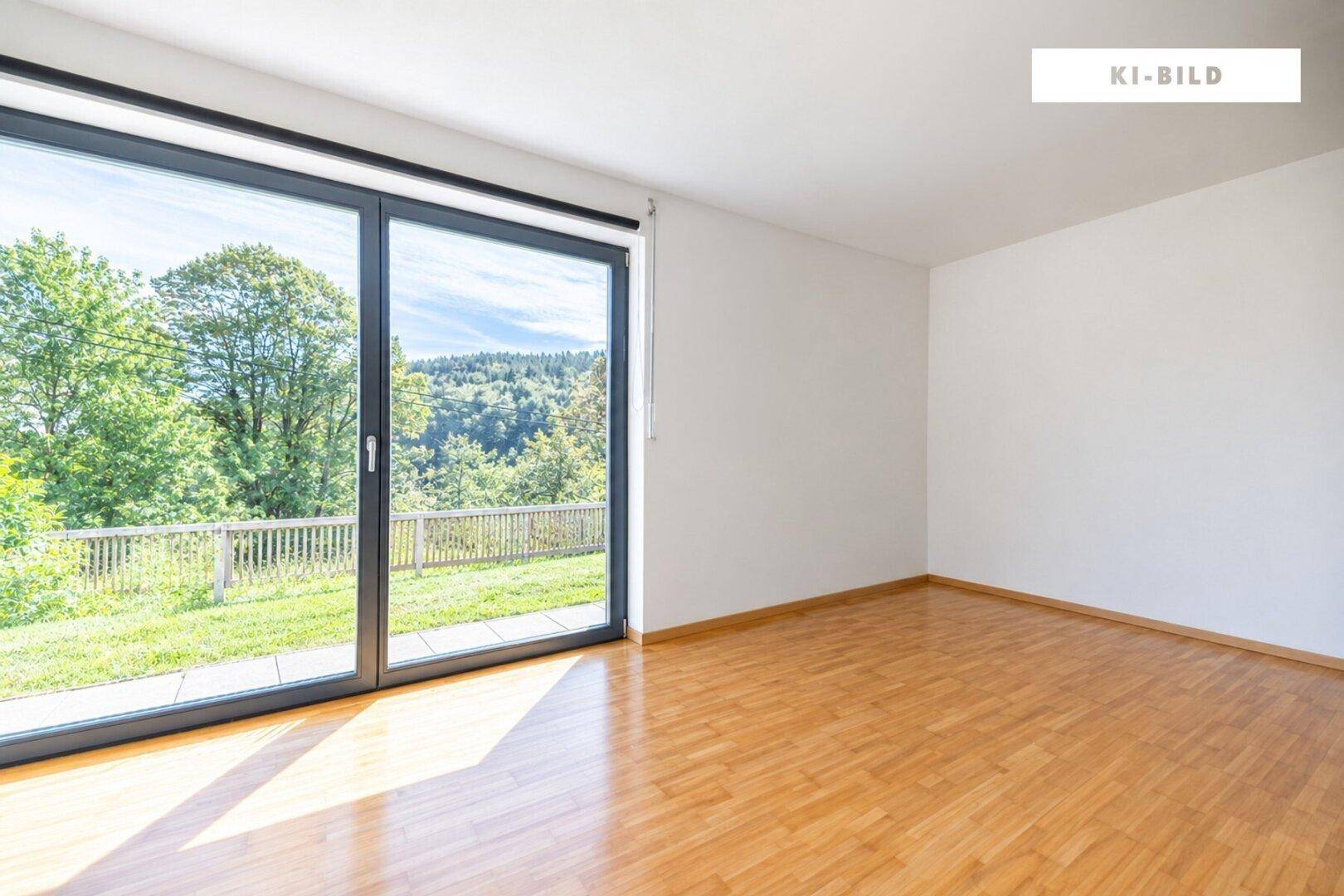 Leerer Raum mit Holzboden und großer Schiebetür, die Zugang zum Gartenbereich bietet.