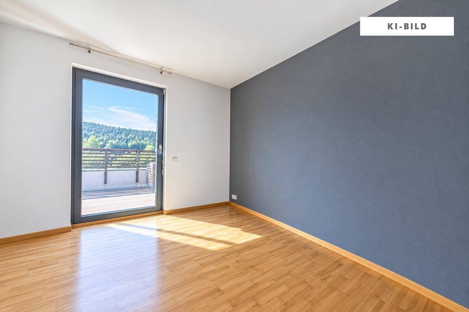 Unmöblierter Raum mit Holzboden, einer blauen Akzentwand und Zugang zu einem Balkon.