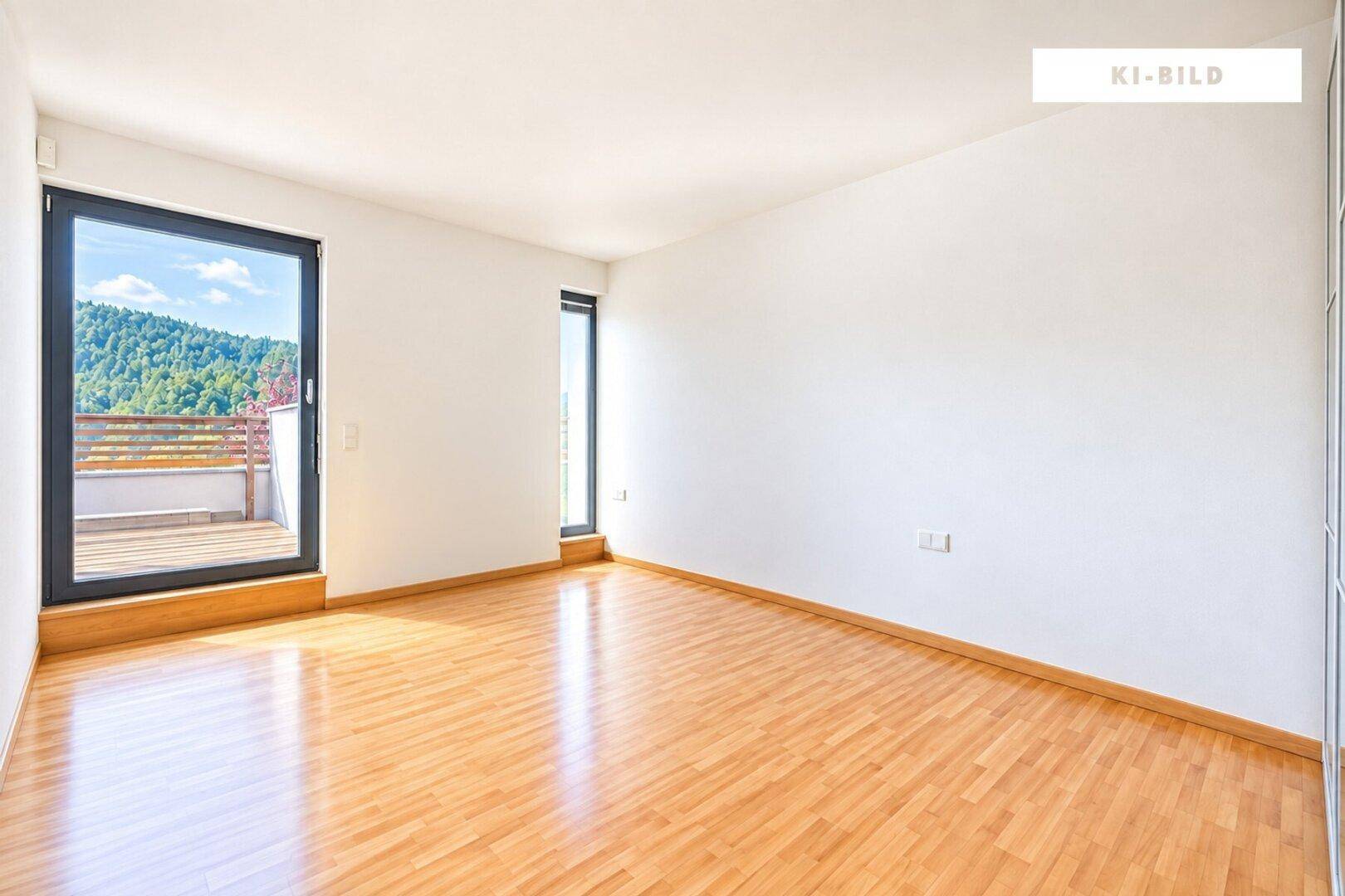 Heller, unmöblierter Raum mit Holzboden und Zugang zu einem Balkon, bietet viel Tageslicht.