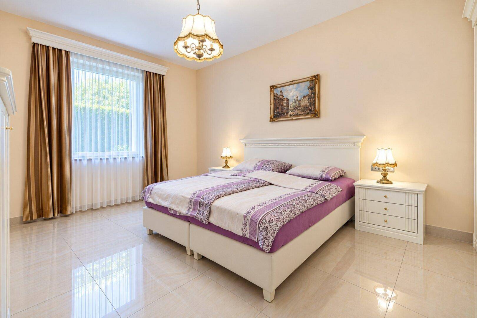 Schlafzimmer 1