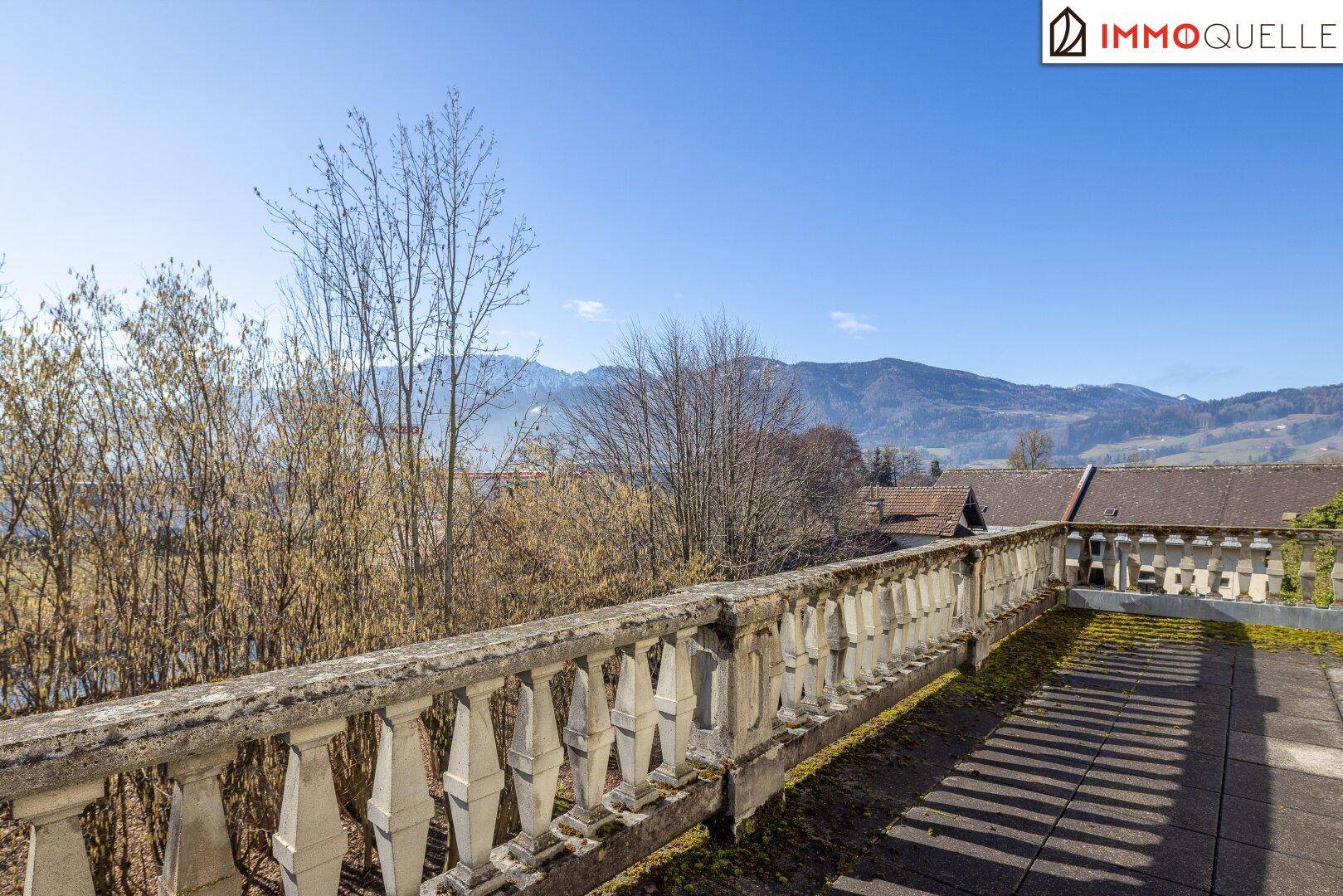 Große Terrasse mit Balustrade und weitem Blick auf die Berge und die umliegende Landschaft.