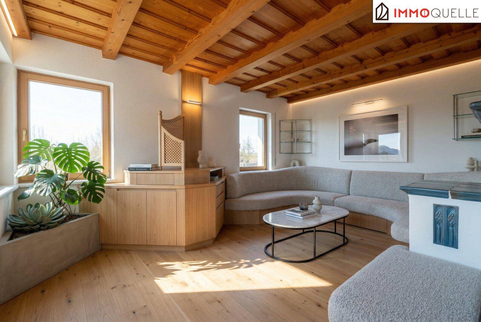 Helles Wohnzimmer mit Holzbalkendecke, Parkettboden und moderner Sitzecke.
