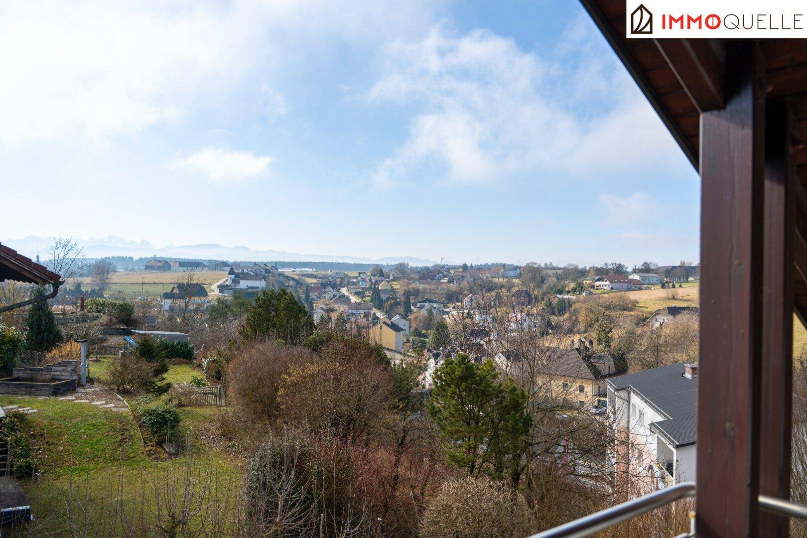 Panoramablick vom Balkon über die umliegende Landschaft und Siedlung.