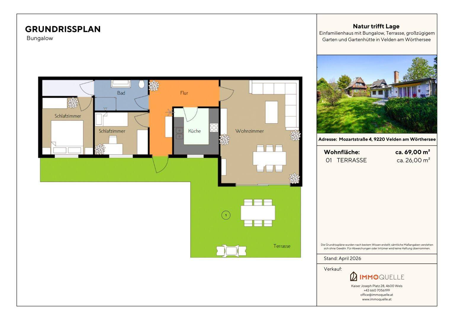 Grundrissplan eines Bungalows mit Terrasse, Schlafzimmern, Bad und offenem Wohnbereich.