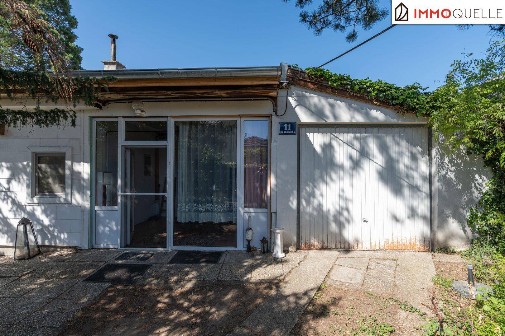 Integrierte Garage mit weißem Tor und direktem Zugang zum Haus.