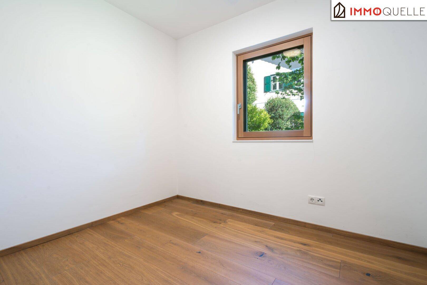 Kleiner, heller Raum mit Holzboden und Fenster, vielseitig nutzbar.
