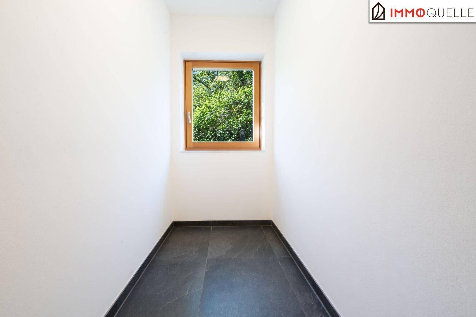 Kleiner Raum mit Fenster und Fliesenboden, ideal als Gäste-WC oder Abstellraum.