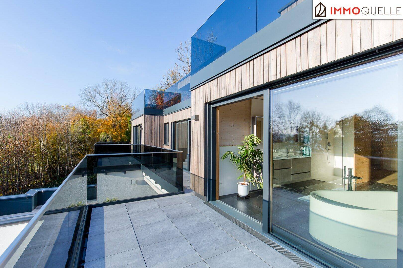 Terrasse mit Glasgeländer, direkt zugänglich vom Badezimmer, bietet Privatsphäre und Ausblick.
