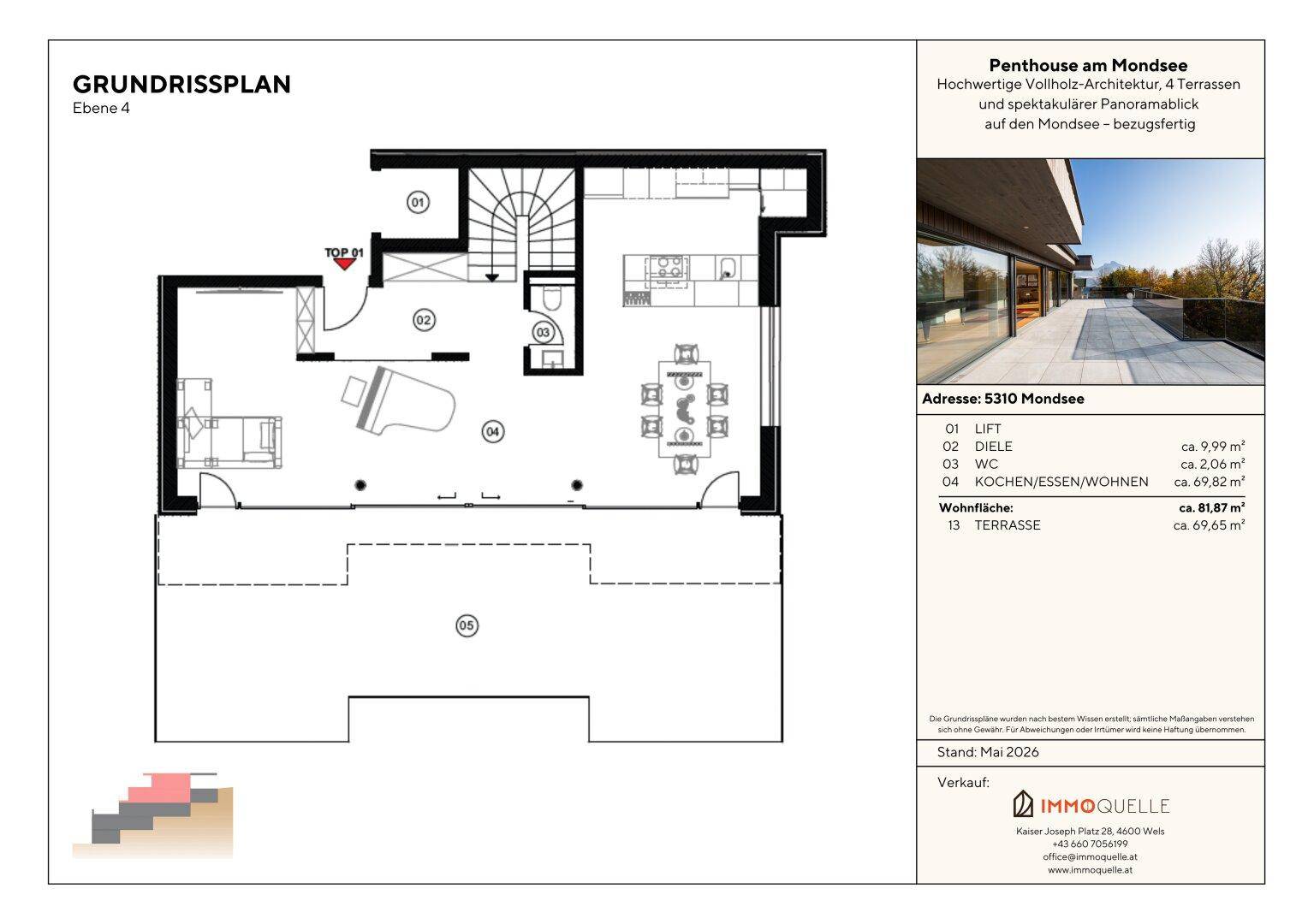 Grundrissplan der Ebene 4 mit offenem Wohnbereich, Küche und großer Terrasse.