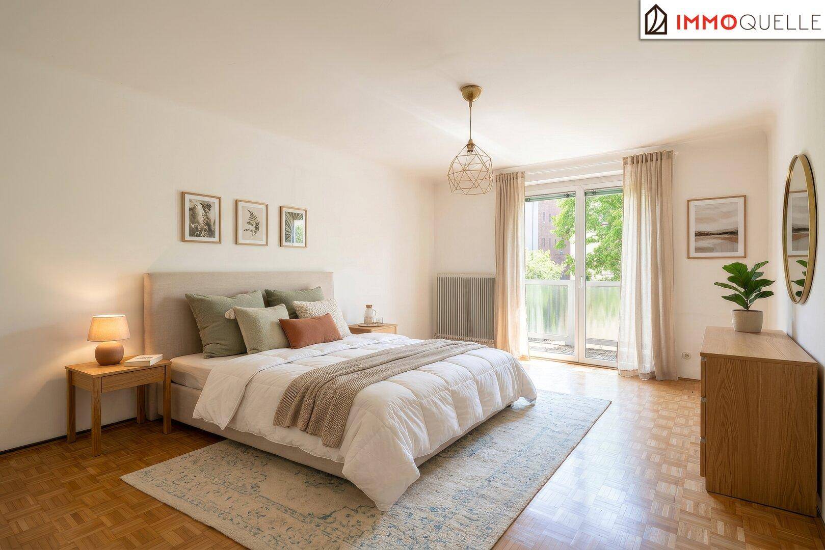 Gemütliches Schlafzimmer mit Doppelbett, Parkettboden und direktem Zugang zum Balkon.