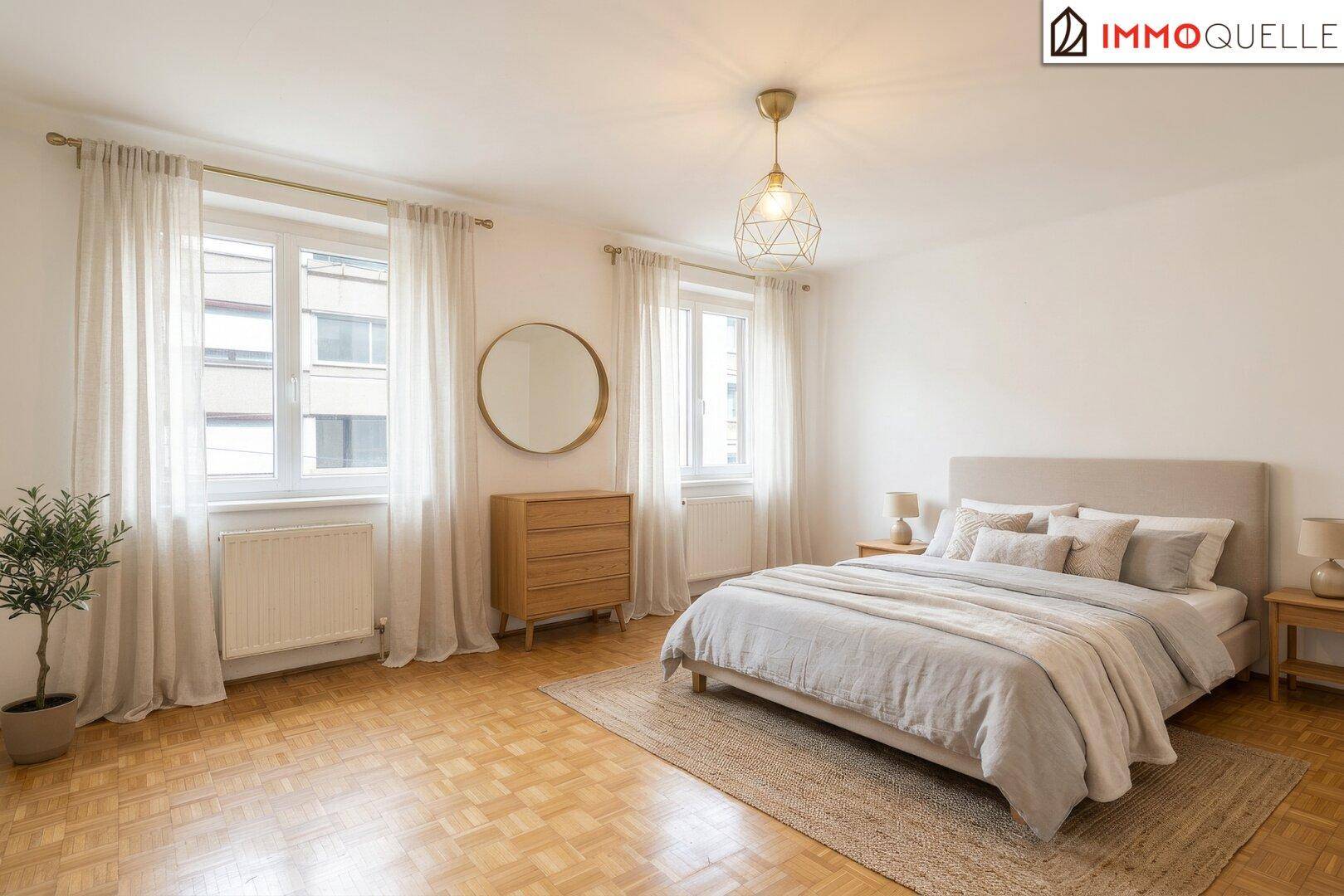 Komfortables Schlafzimmer mit Doppelbett, Parkettboden und zwei großen Fenstern für viel Licht.