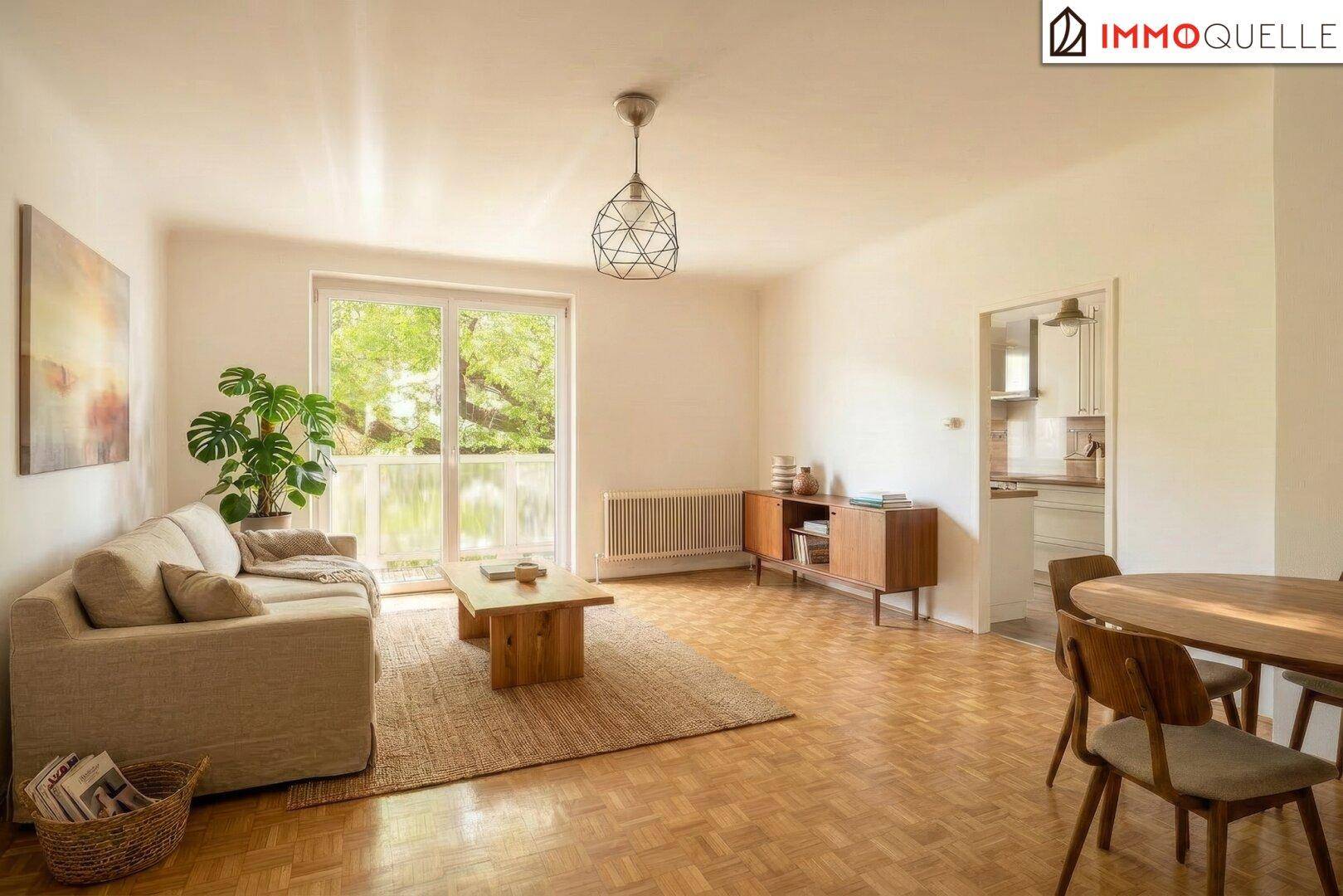 Gemütlicher Wohn-Essbereich mit Parkettboden, Zugang zum Balkon und offener Verbindung zur Küche.