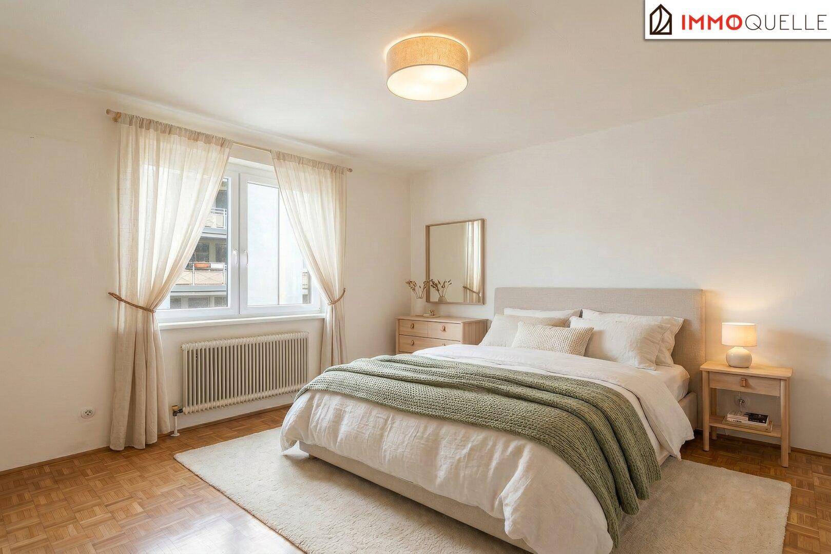 Ruhiges Schlafzimmer mit Doppelbett, Parkettboden und einem Fenster mit Blick nach draußen.