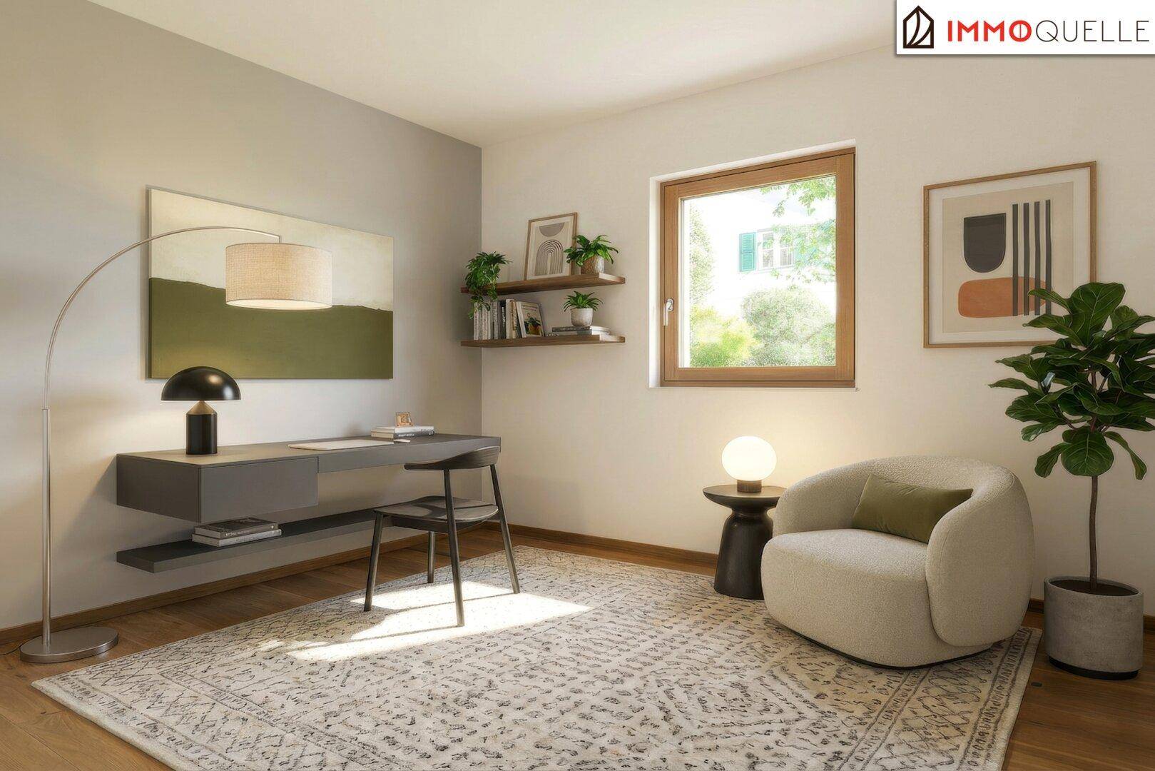 Helles Arbeitszimmer mit modernem Schreibtisch, bequemen Sessel und Blick ins Grüne.