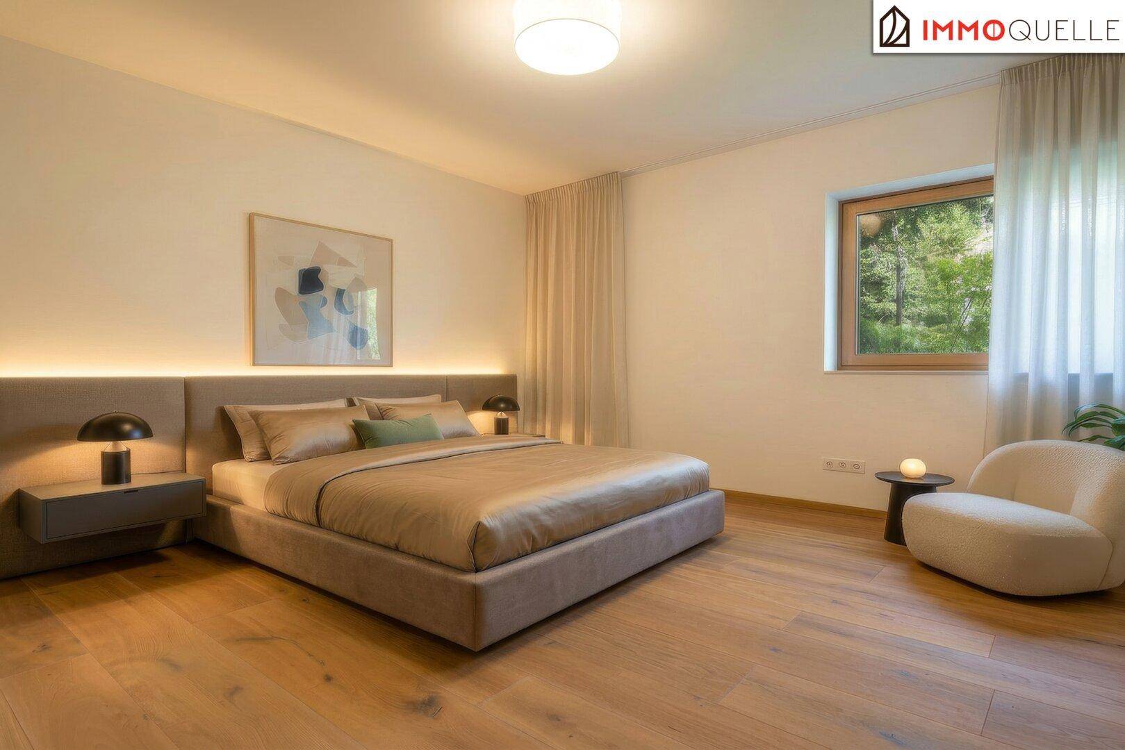 Modernes Schlafzimmer mit Holzboden, indirekter Beleuchtung und einem Fenster mit Blick ins Grüne.
