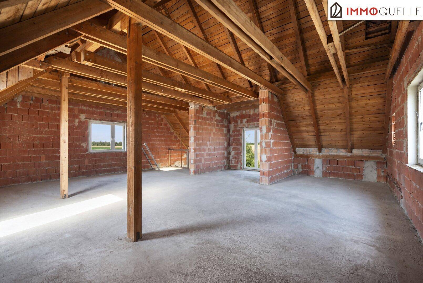 Geräumiger Dachboden mit freiliegenden Holzbalken und Ziegelwänden, ideal für einen Ausbau.