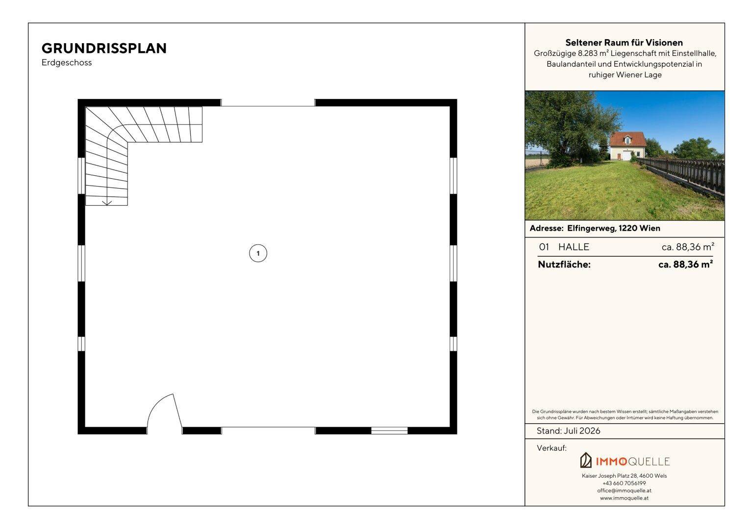 Grundriss des Erdgeschosses mit einer großen Halle und Treppenaufgang.