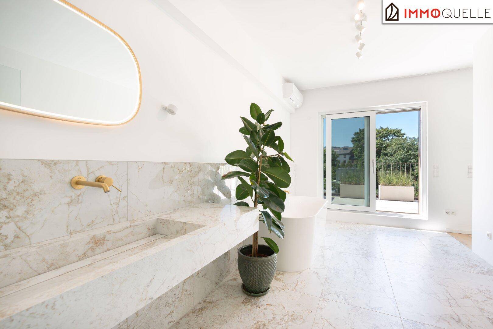 Elegantes Badezimmer mit Marmorwaschtisch, großem Spiegel und Fenster für natürliches Licht.