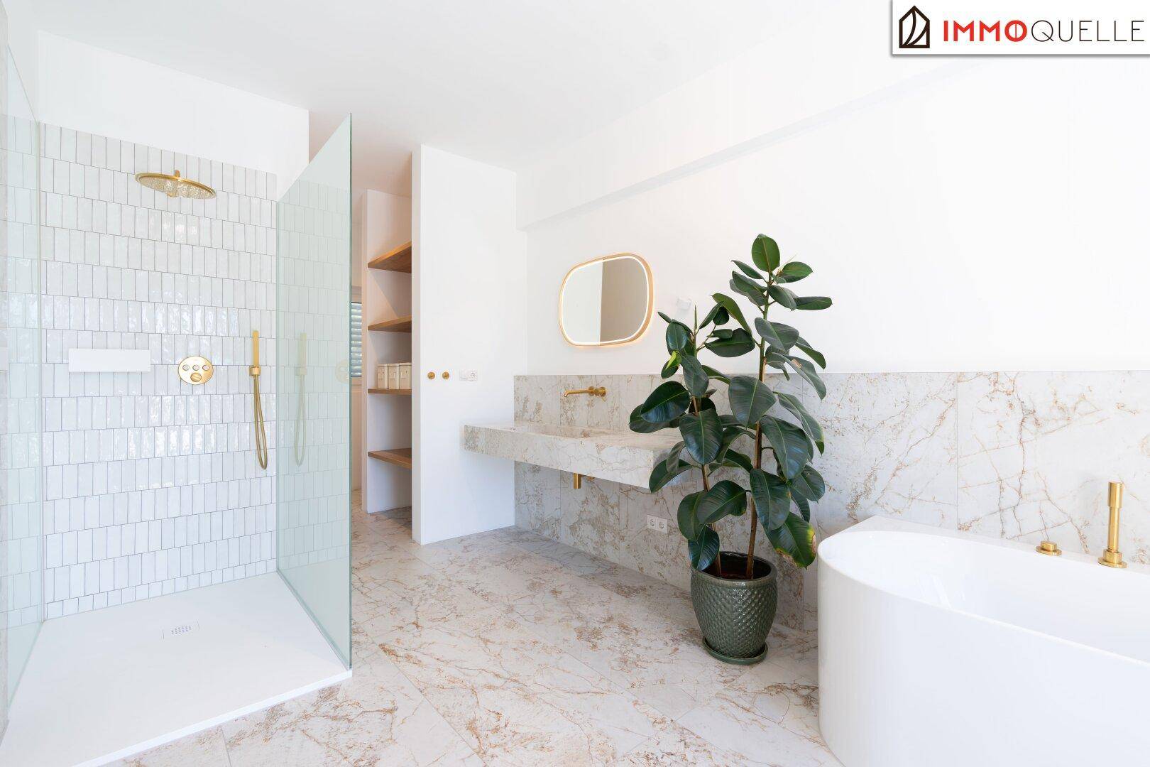 Modernes Badezimmer mit begehbarer Dusche, freistehender Badewanne und Marmoroberflächen.