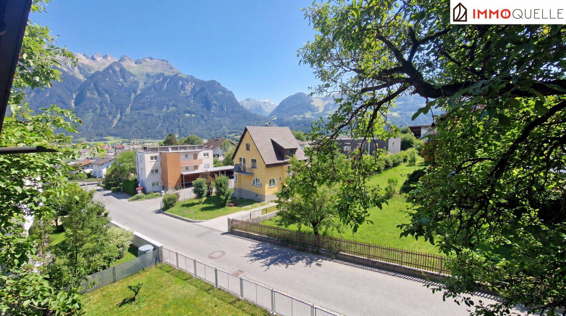 Panoramablick auf die umliegende Berglandschaft und die Siedlung.