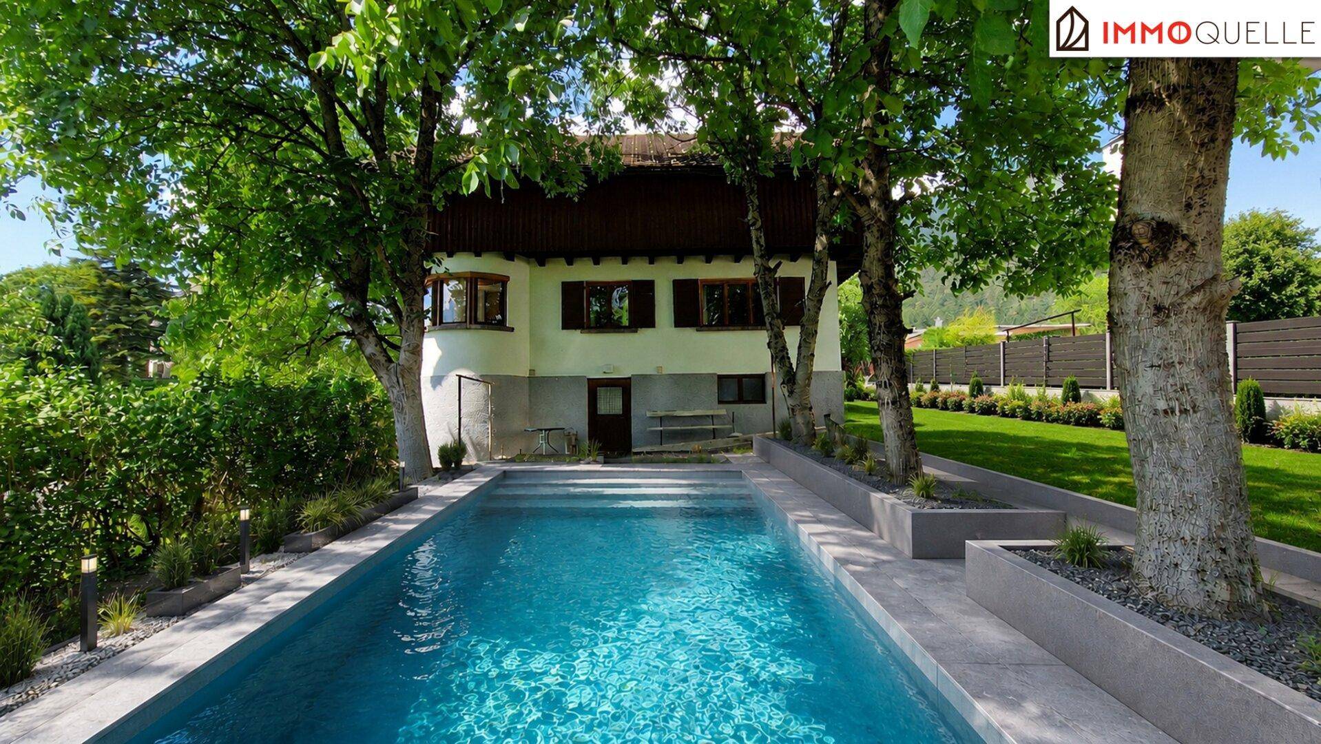 Gepflegter Gartenbereich mit modernem Swimmingpool und altem Baumbestand.